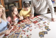 Familie mit den Panini WM-Alben