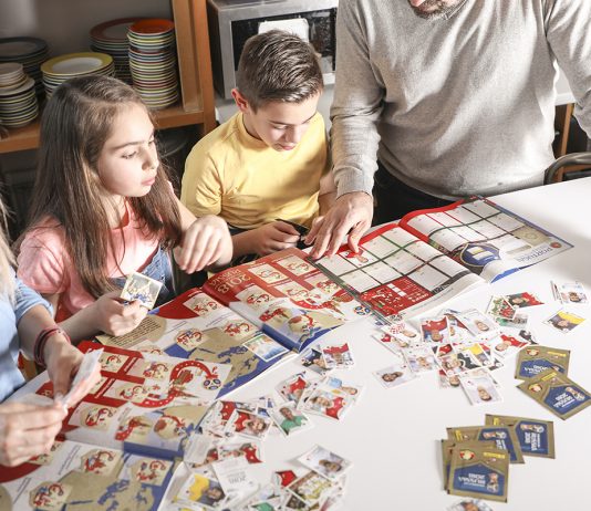 Familie mit den Panini WM-Alben