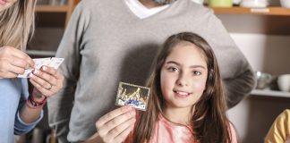 Mädchen mit Panini-Sticker „Italien Weltmeister 1982“