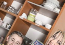 Mutter und Sohn mit Panini-Stickertüten