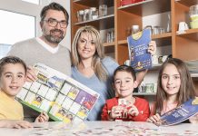 Familie sammelt Sticker von Panini