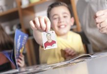 Sohn zeigt Sticker mit Christiano Ronaldo