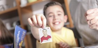 Sohn zeigt Sticker mit Christiano Ronaldo