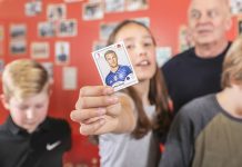 Kind zeigt Manuel Neuer