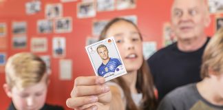 Kind zeigt Manuel Neuer