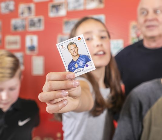 Kind zeigt Manuel Neuer