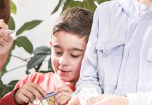 Kind reisst Stickertüte auf