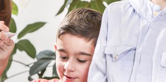 Kind reisst Stickertüte auf