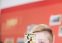 Kind zeigt „Legends“-Sticker Pelé