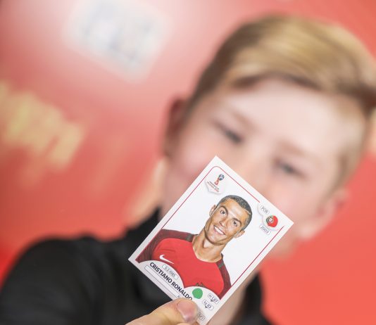 Kind zeigt Sticker mit Christiano Ronaldo