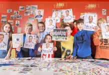 Kinder mit großen Panini-Stickern