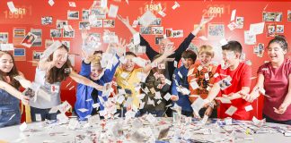 Kinder im Sticker-Regen